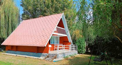 Charming Scandinavian style 2-bedroom chalet in Kolárovo by the lake