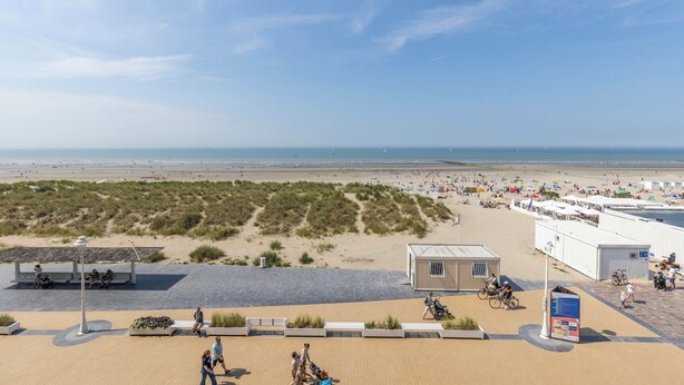 Un hôtel situé en bord de mer, doté d’une plage de sable, d’une zone de dunes et offrant une vue dégagée sur la mer.