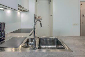 Jääkaappi, mikroaaltouuni, liesi, kahvin-/teenkeitin