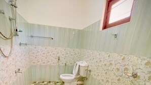 Comfort Quadruple Room, Patio, Garden View | Bathroom | Hair dryer (on request), bidet, towels, soap - Cinnamon Tree (Anuradhapura)