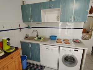 KylskÄp, mikrovÄgsugn, spishÀll och diskmaskin