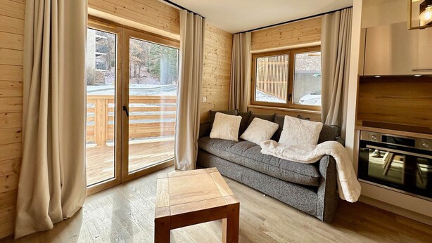 Ein gemütliches Wohnzimmer mit einer Couch, einem Couchtisch und einem Kamin.