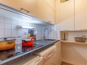 Coffee/tea maker, fridge, microwave, stovetop