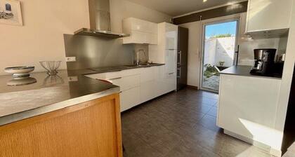 Quiberon: 3-Zimmer-Haus, 105m², Parkplatz, ruhige Lage nahe dem Strand