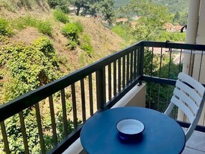 Outdoor dining - Cozy studio with balcony, WIFI, near spa (Amélie-les-Bains-Palalda)