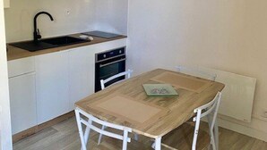 Cafetera o tetera, frigorífico, microondas y horno