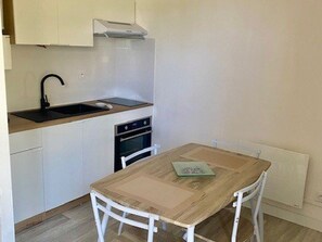 Fridge, microwave, oven, coffee/tea maker