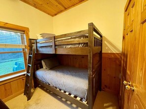 4 bedrooms, free WiFi, bed sheets