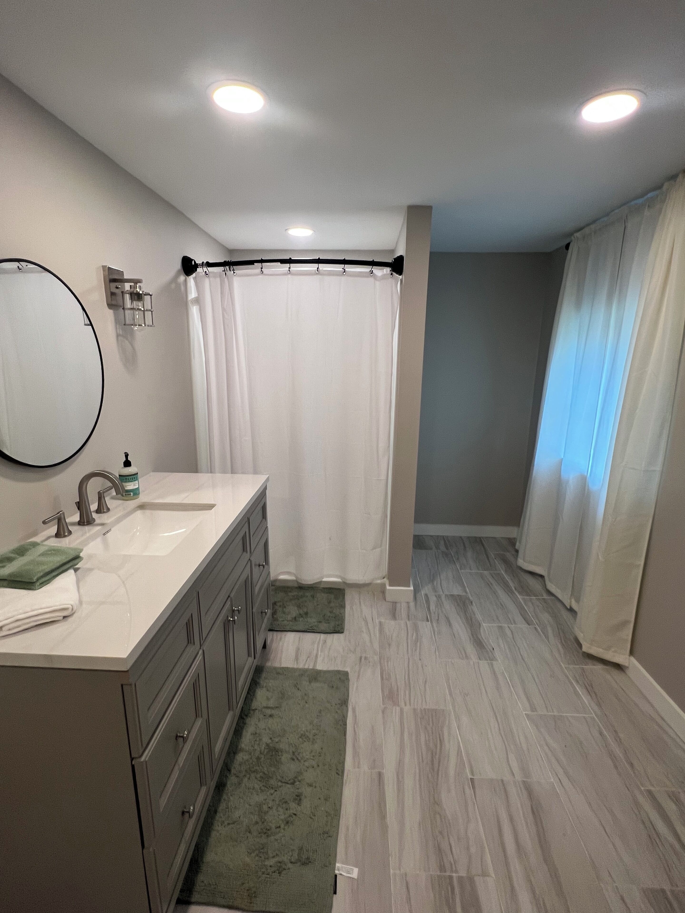 Douche, sèche-cheveux, serviettes fournies, savon