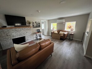 Smart TV, fireplace - Quaint and Cozy 3-bedroom home loaded with charm and amenities in  Coalmont (Coalmont)