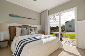 4 bedrooms, iron/ironing board, WiFi, bed sheets - LICENSE TO CHILL at the CHECKER CLUB! (Sorrento)