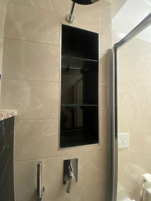 Shower, hair dryer, bidet, towels