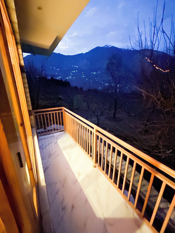Deluxe Room | Free WiFi, bed sheets - Soil Villa (Manali)