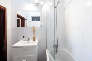 Haartrockner, Handtücher, Seife, Shampoo