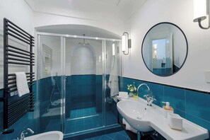 Douche, sèche-cheveux, bidet, serviettes fournies