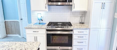Geladeira, micro-ondas, cooktop, lava-louças