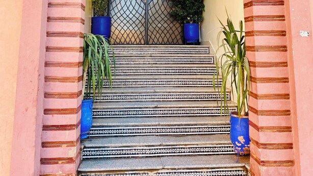 A building entrance with a sign reading "Bloc B" and a metal gate. - Quiet modern apartment in Guéliz with parking and wifi (Marrakech)