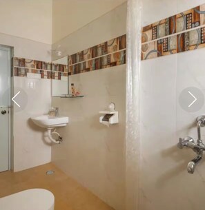 Douche, sèche-cheveux, serviettes fournies, savon
