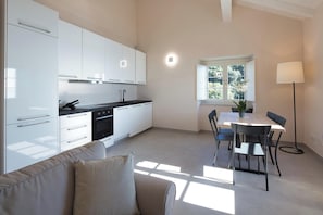 Comfort Apartment, Sea View | Private kitchen | Full-size fridge, oven, stovetop, dishwasher - Campetti (Genoa)