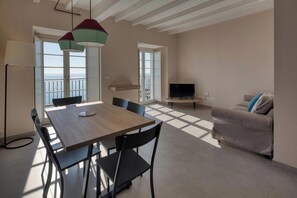 Apartament superior, vistes al mar | Bany | Articles de tocador gratuïts, assecador de cabells i tovalloles 