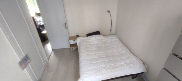 1 chambre, fer et planche à repasser, accès au Wi-Fi (inclus)