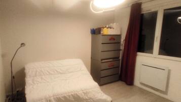 1 slaapkamer, een strijkplank/strijkijzer, gratis wifi, beddengoed