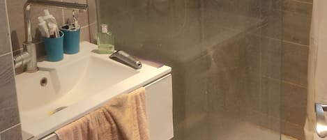 Douche, sèche-cheveux, serviettes fournies, papier toilette
