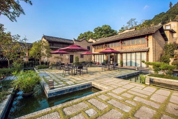 Chambre Confort Double ou avec lits jumeaux, patio, vue colline | Bureau, chambres insonorisées, Wi-Fi gratuit, draps fournis