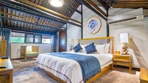 A spacious bedroom with a large bed, wooden headboard, and a view of the outdoors through a window. - ESGBihu Digital Nomad Cowork Colive Hub (Lishui)