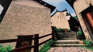 A stone staircase leading to a traditional building with a wooden railing. - ESGBihu Digital Nomad Cowork Colive Hub (Lishui)