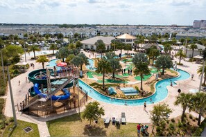 Un complexe hôtelier doté d’une grande piscine, d’un toboggan aquatique et d’un parcours de golf.