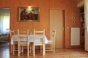 Dining - Cozy Holiday Apartment Near Ski Nassfeld (Hermagor-Pressegger See)