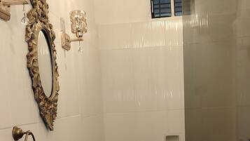 Ducha, secador de pelo, toallas, jabón