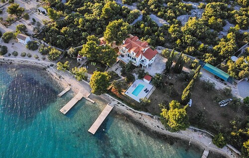 Nice apartment in Pirovac