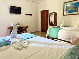 Habitación superior, 2 camas dobles | Escritorio y espacio para trabajar con un portátil