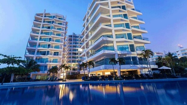 A modern hotel with multiple floors, balconies, and a pool area. - Modern and Spacious Family Loft with Private Beach / Relax in Cartagena (Cartagena de Indias)
