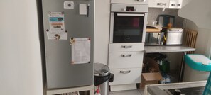 Kylskåp, mikrovågsugn, ugn och spishäll