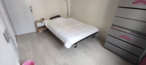 1 sovrum, skrivbord, strykjärn/strykbräda och wi-fi