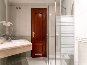 Appartement | Salle de bain | Serviettes fournies, papier toilette