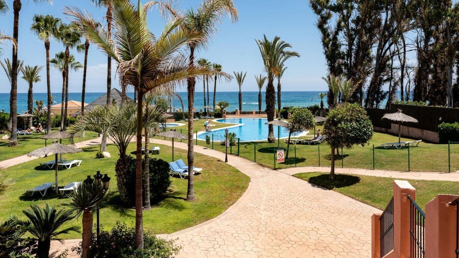 Beachfront Apartment -don Juan Manilva