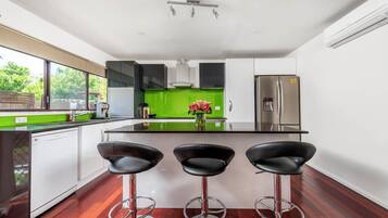 Micro-ondes, four, plaque de cuisson, lave-vaisselle