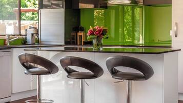 Micro-ondas, fogão, cooktop, lava-louças