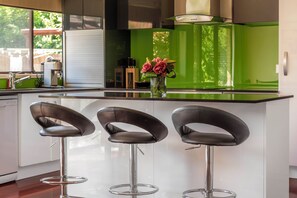 電子レンジ、オーブン、コンロ、食器洗い機