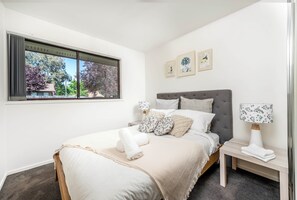 4 habitaciones, tabla de planchar con plancha, wifi y ropa de cama 
