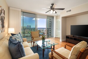 Smart TV - Luxury suite overlooking Waikiki skyline with Ocean View, FREE Parking! (Honolulu)