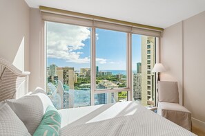 2 bedrooms, iron/ironing board, free WiFi, bed sheets - Luxury suite overlooking Waikiki skyline with Ocean View, FREE Parking! (Honolulu)