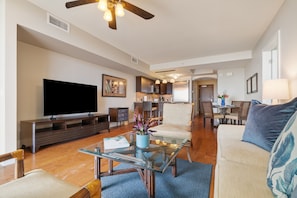 Smart TV - Luxury suite overlooking Waikiki skyline with Ocean View, FREE Parking! (Honolulu)