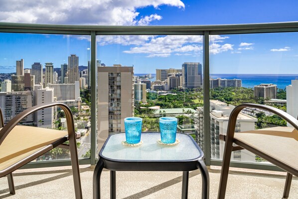 Outdoor dining - Luxury suite overlooking Waikiki skyline with Ocean View, FREE Parking! (Honolulu)