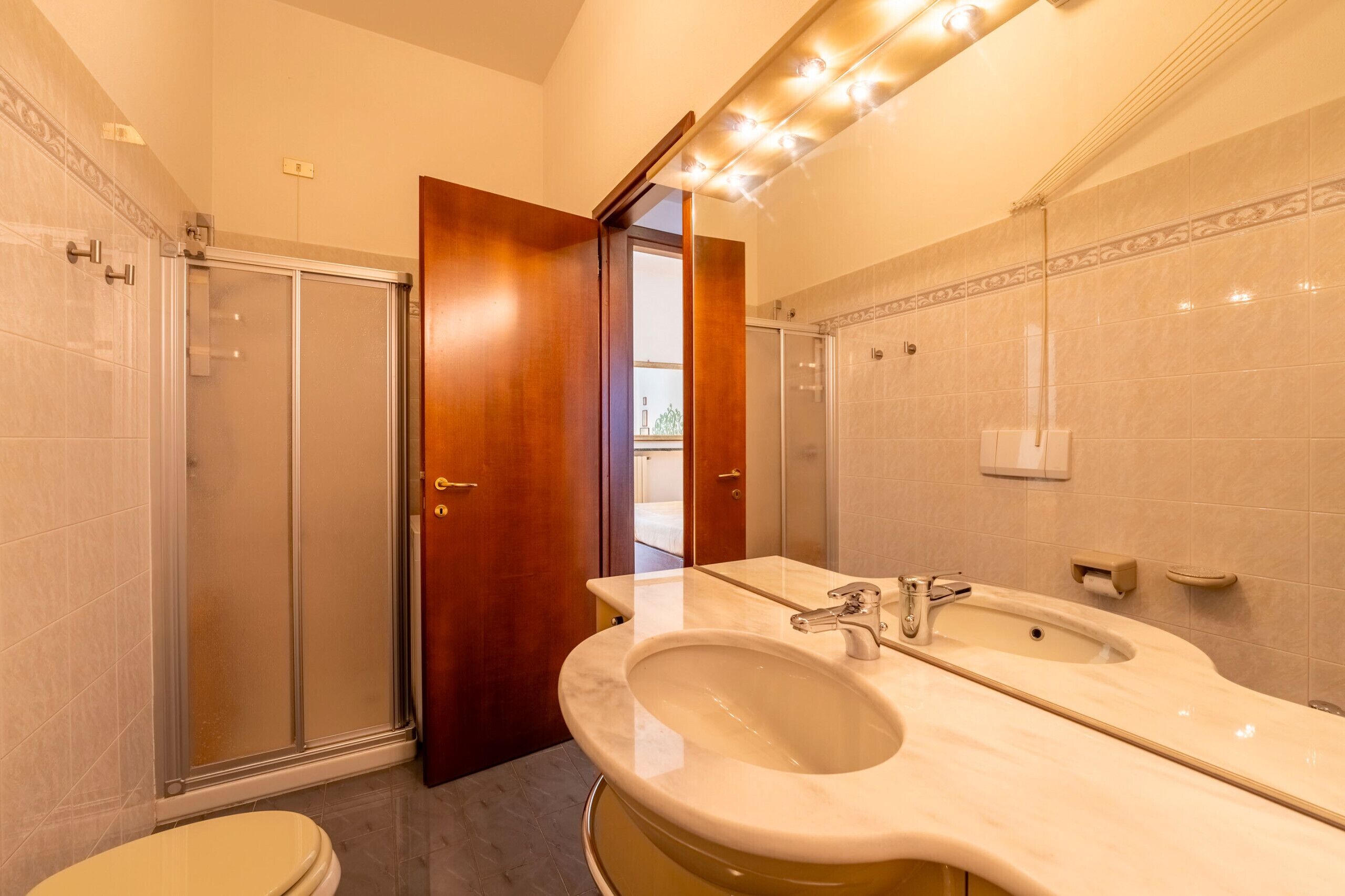 Dusj, hårføner, håndklær og såpe