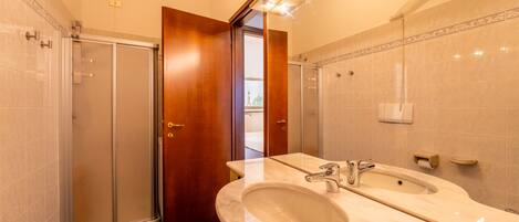 Dusj, hårføner, håndklær og såpe